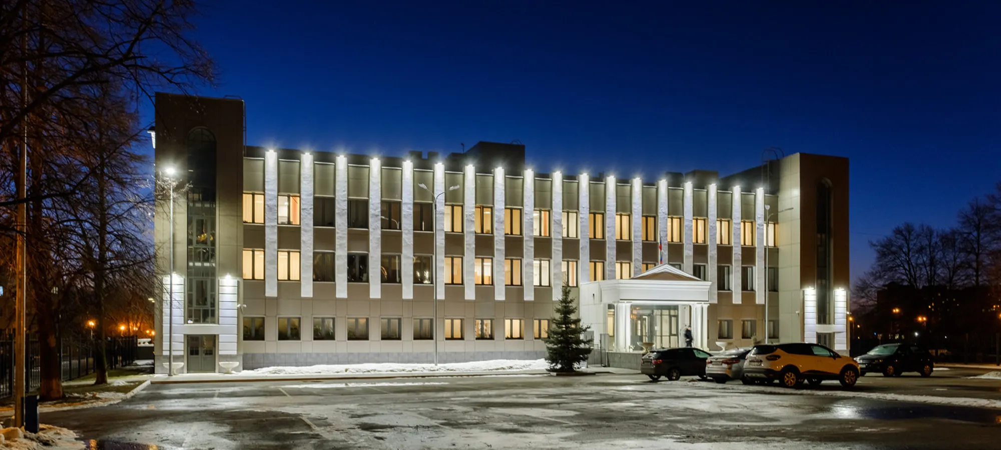 Административное здание с подсветкой фасада в сумерках