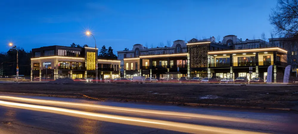 Торговые фасады с контурной подсветкой вдоль дороги